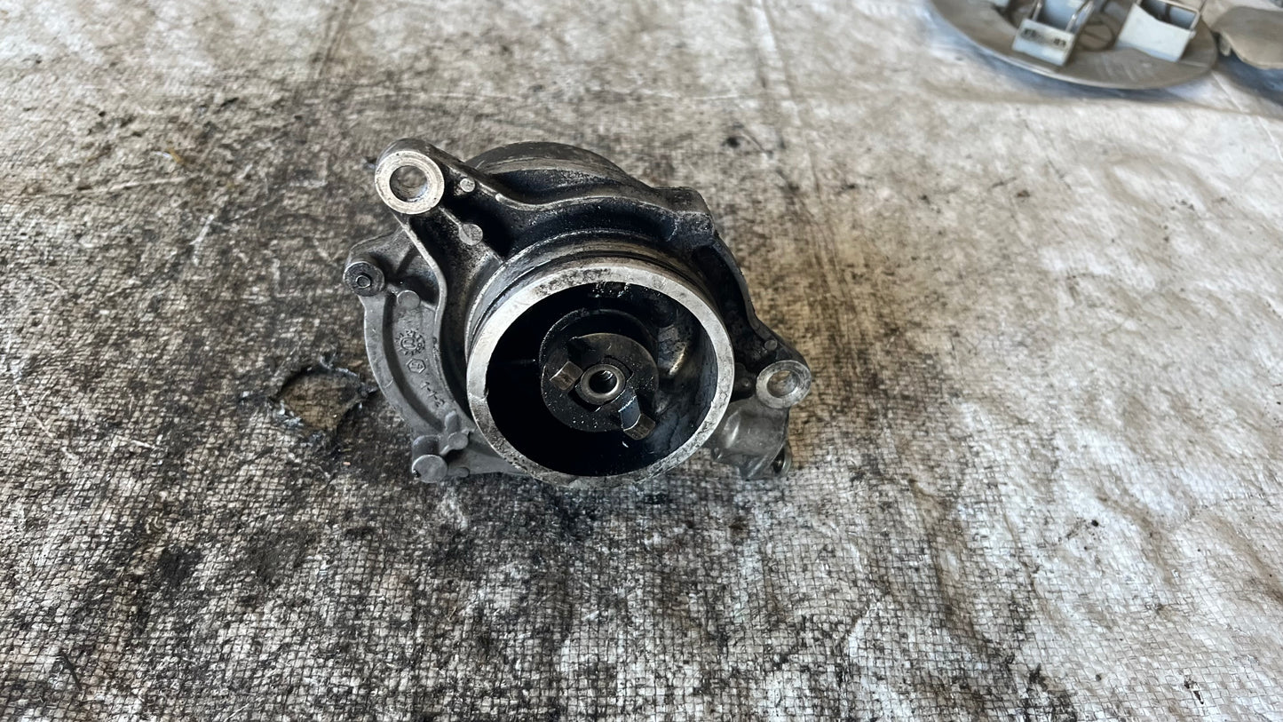 BMW X5 E53 3.0D вакуум помпа