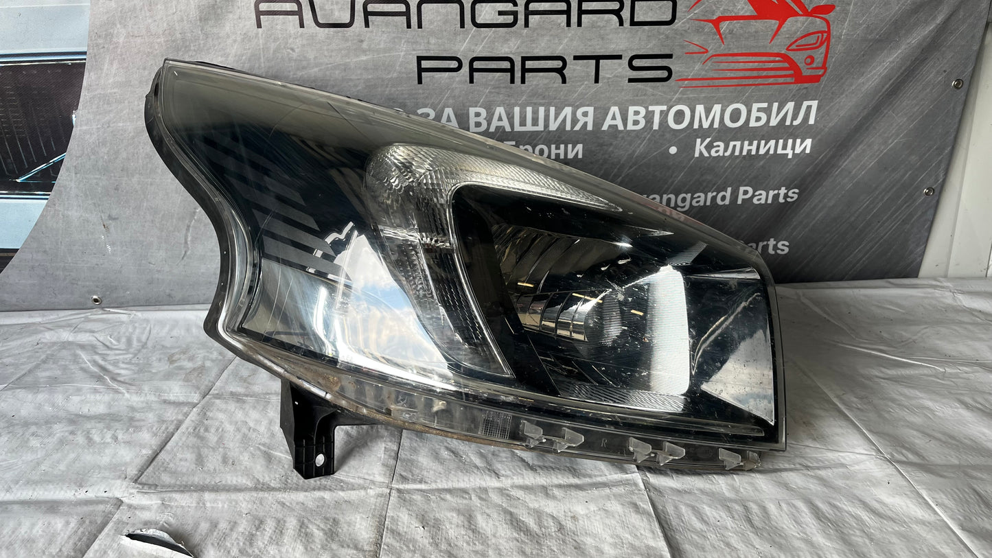 Десен фар Opel Vivaro 2014-