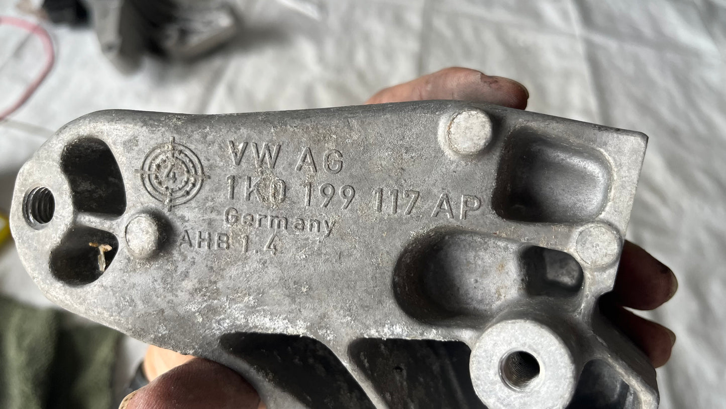 Скоба за двигател Audi A3 2006-2013