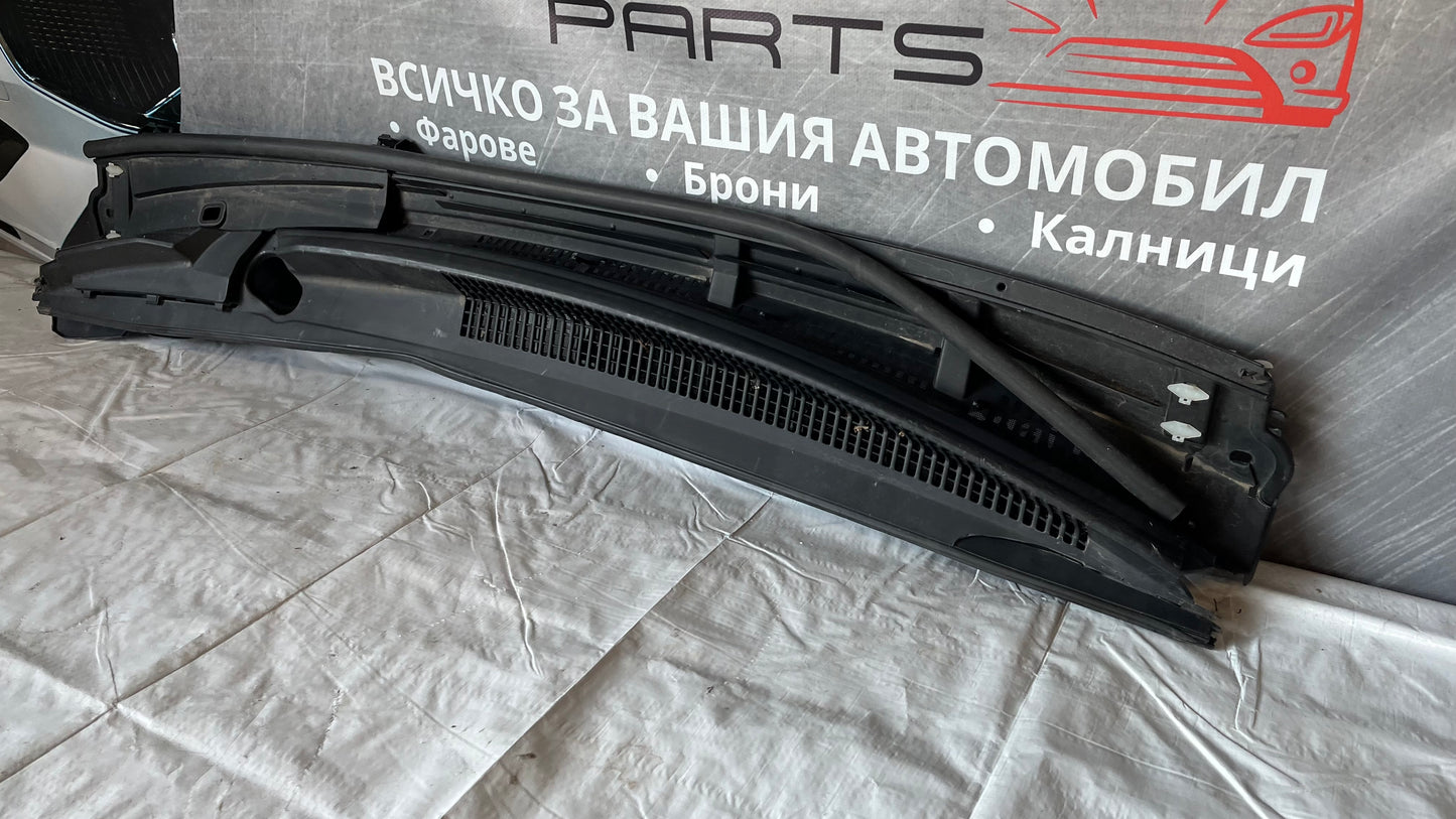Решетка под чистачки Toyota Yaris 2017-2020