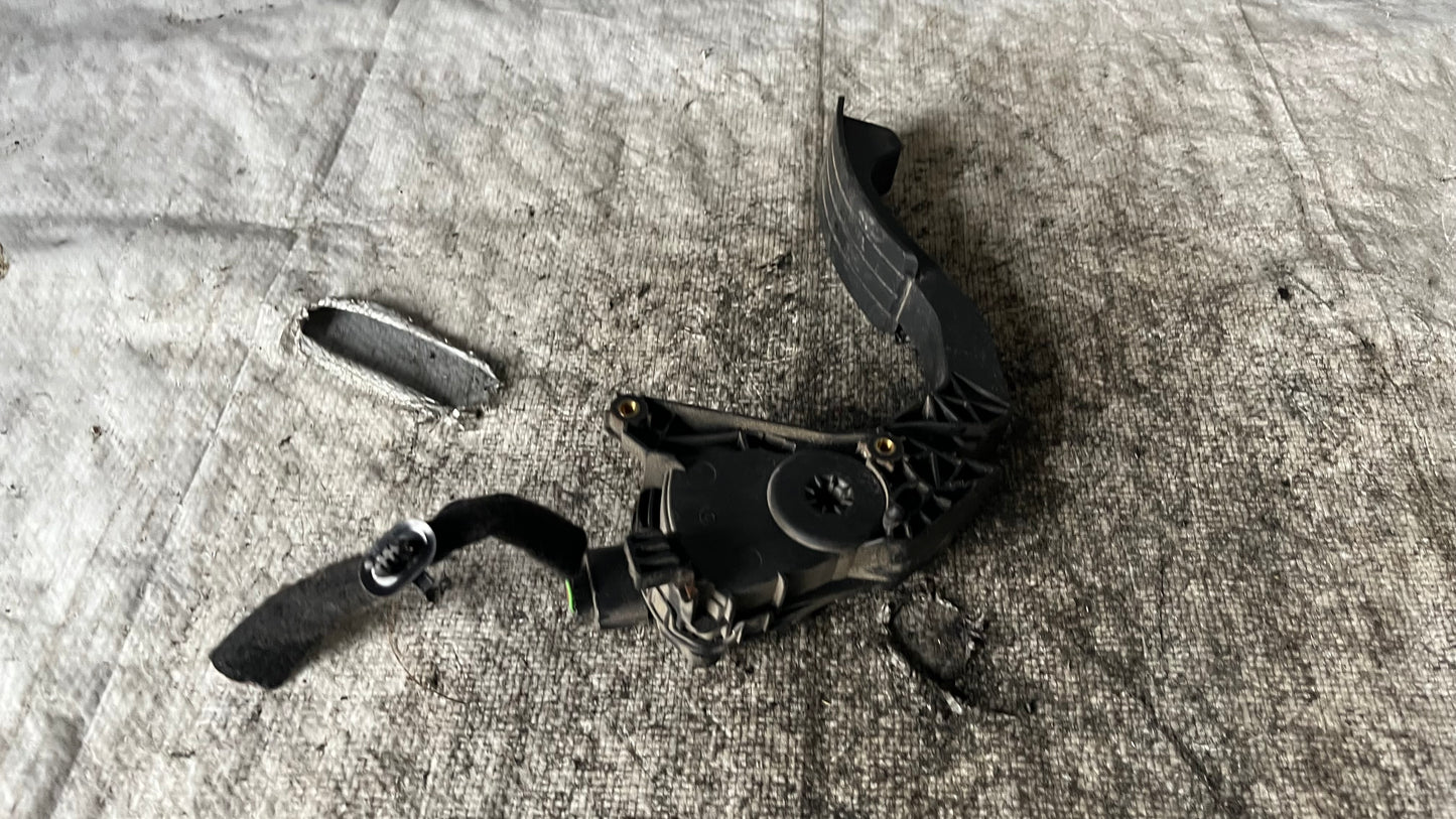 Dacia Duster 2010- педал за газ