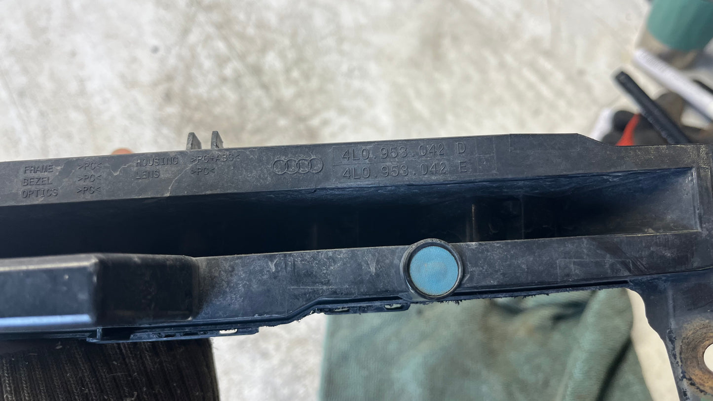 Audi Q7 10- десен халоген