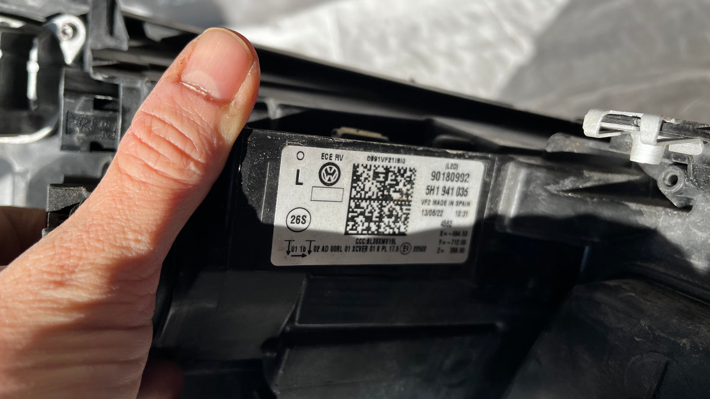 Volkswagen Golf 8 десен фар