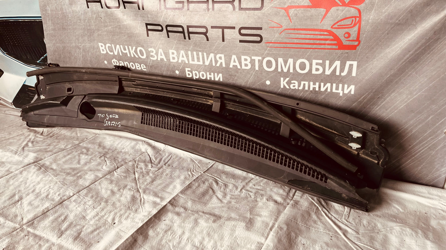Решетка под чистачки Toyota Yaris 2017-2020