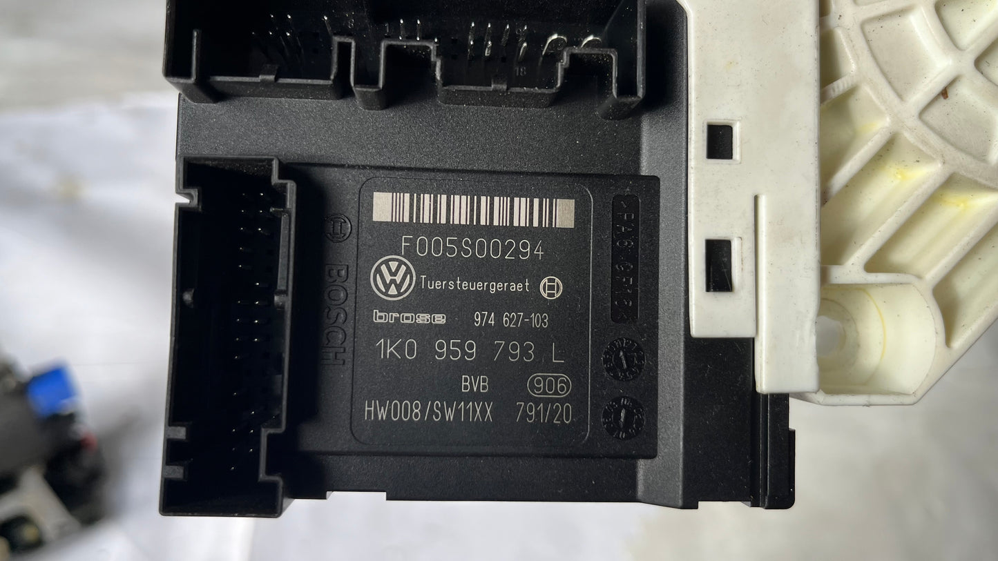 Моторче за преден десен стъклоповдигач VW Passat B6 (2006-2010)