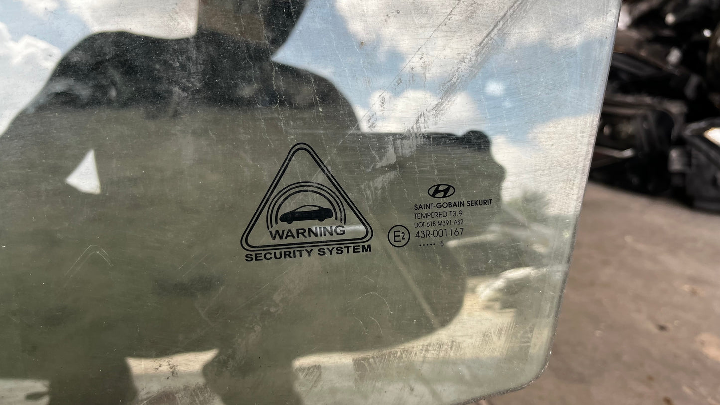 Hyundai i30 стъкло предно ляво