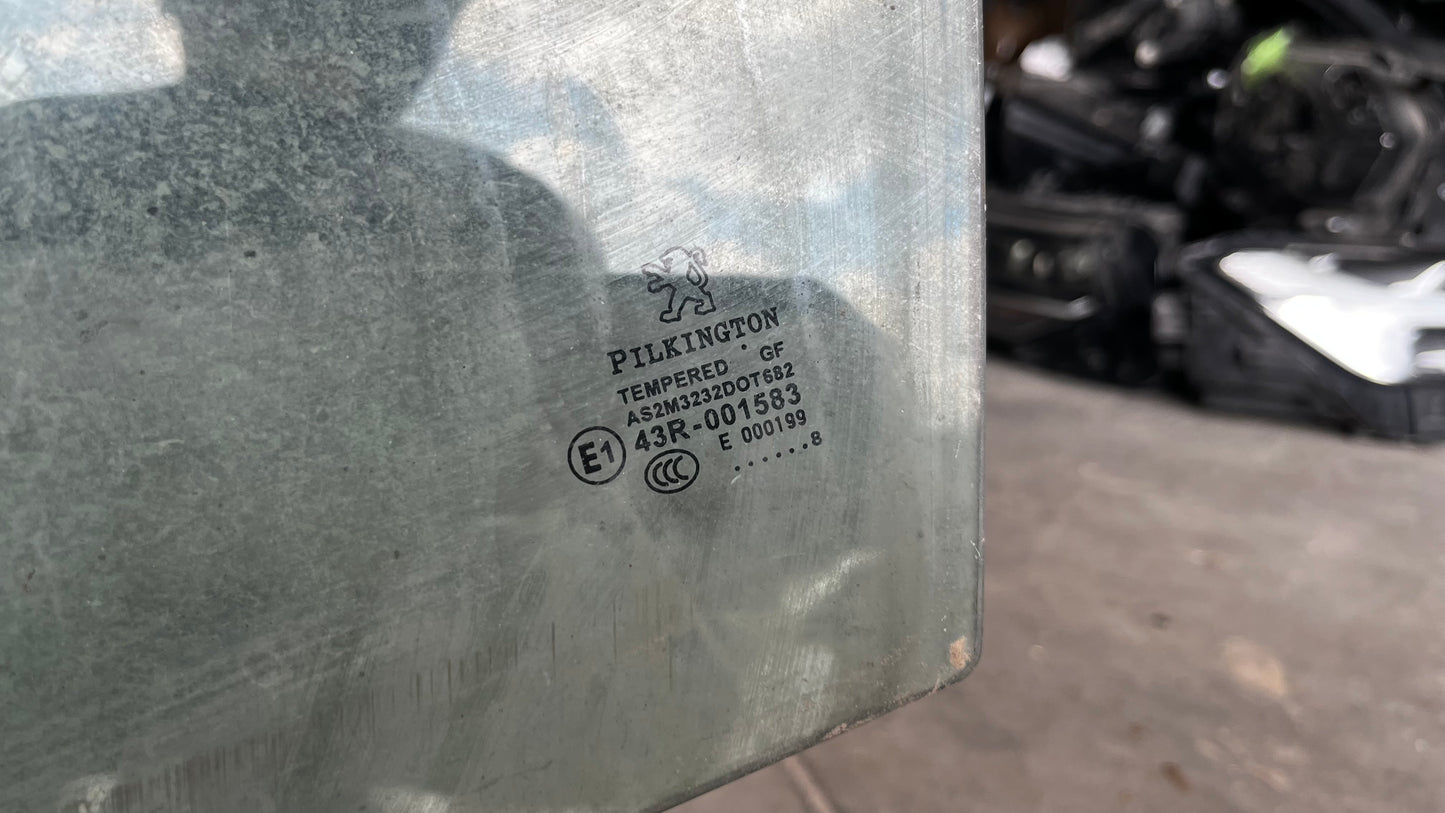 Peugeot 207 стъкло предно ляво