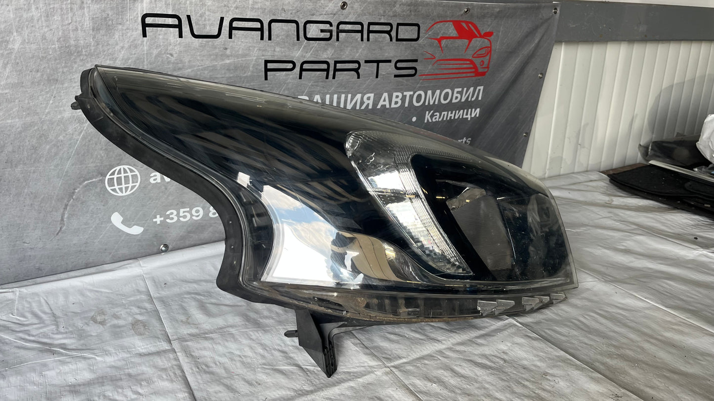 Десен фар Opel Vivaro 2014-