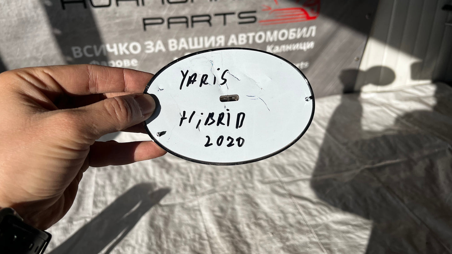 Toyota Yaris Hybrid емблема