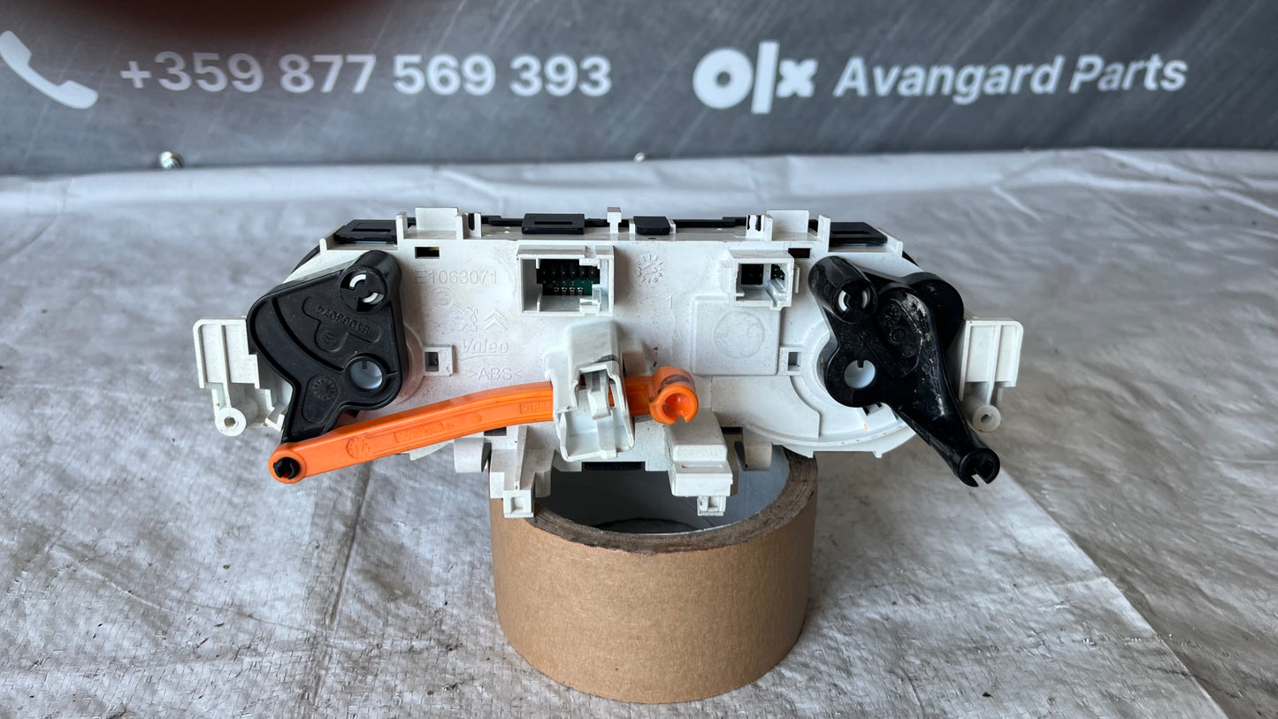 Панел климатик Peugeot 208