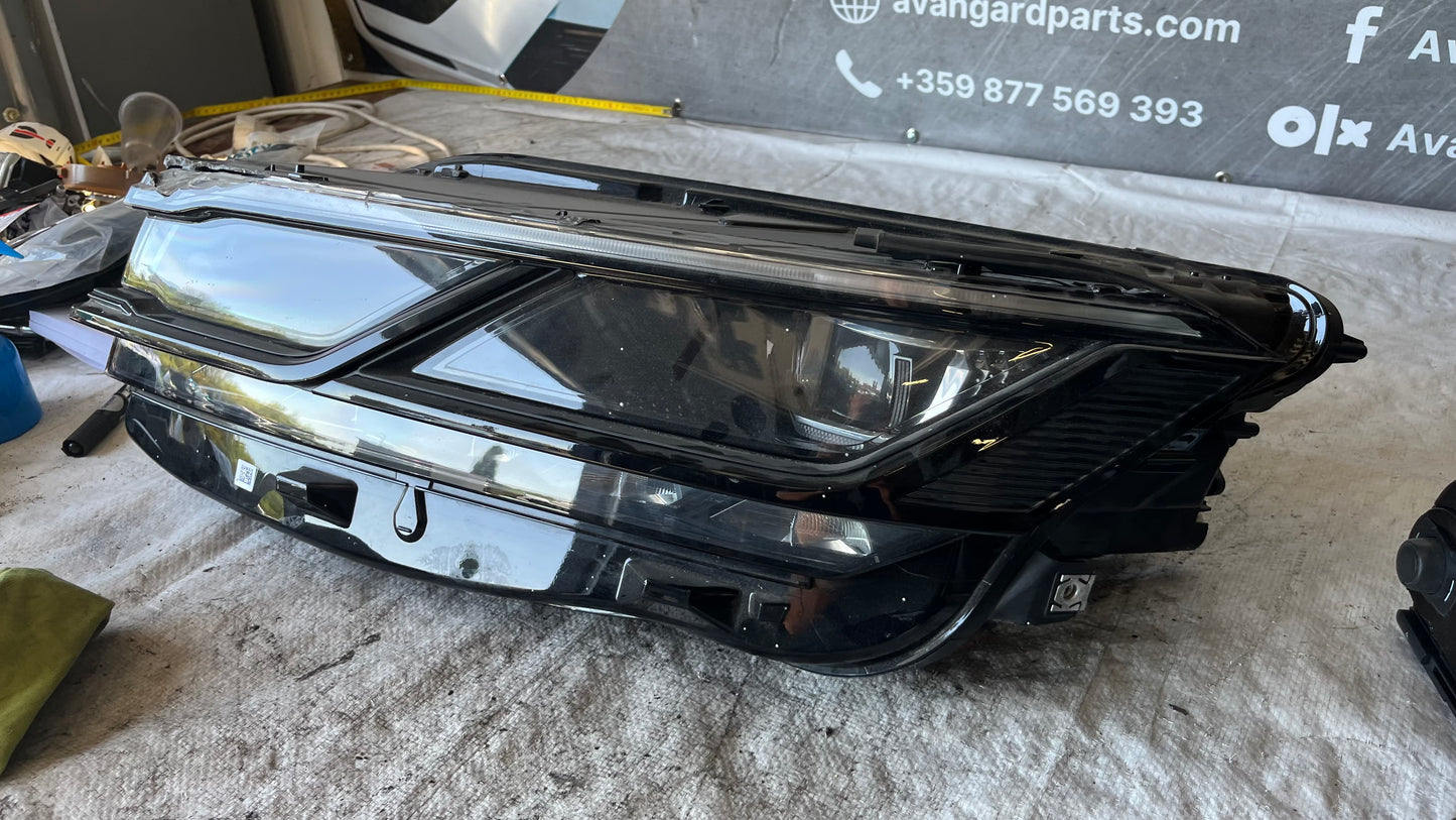 Volkswagen Touareg 3 ляв фар