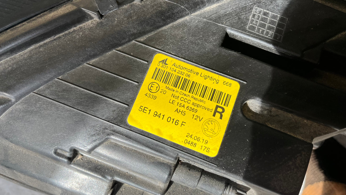 Skoda Octavia 3 18- ляв фар