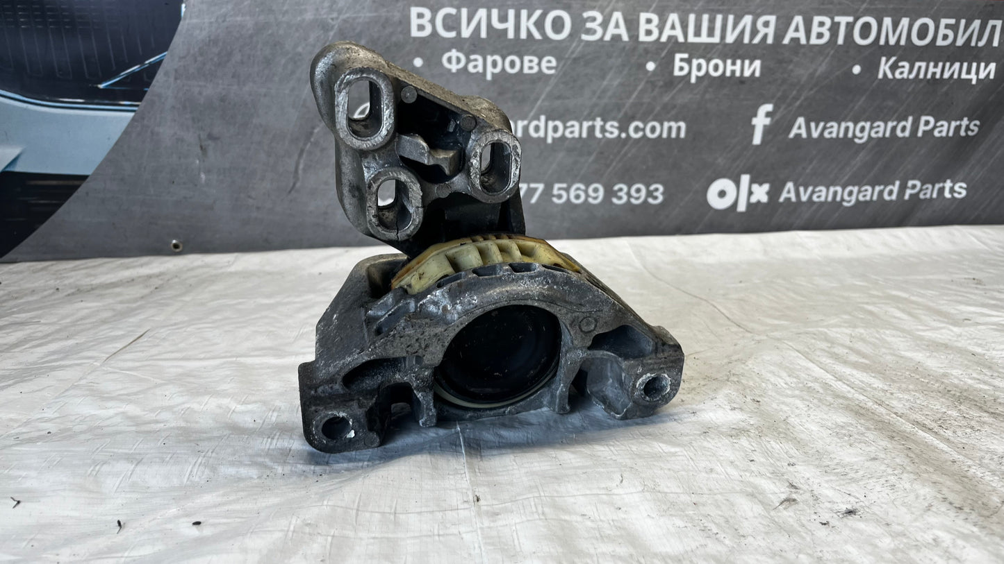 Mercedes GLA W156 лапа двигател