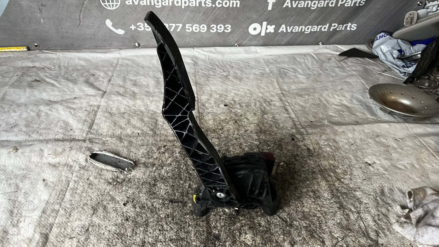 Opel Zafira B педал газ