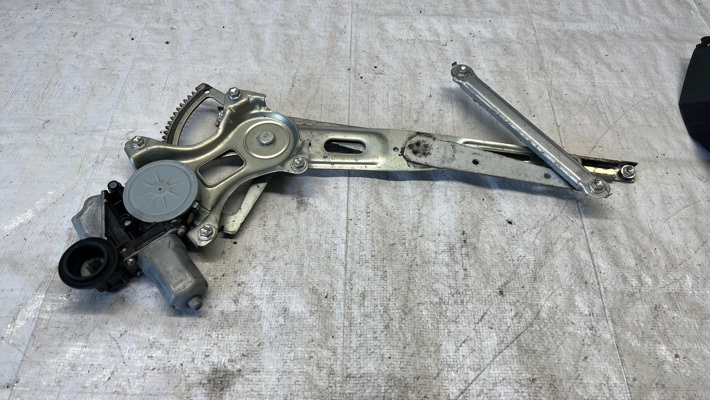 Toyota Urban Cruiser механизъм стъклоповдигач преден ляв