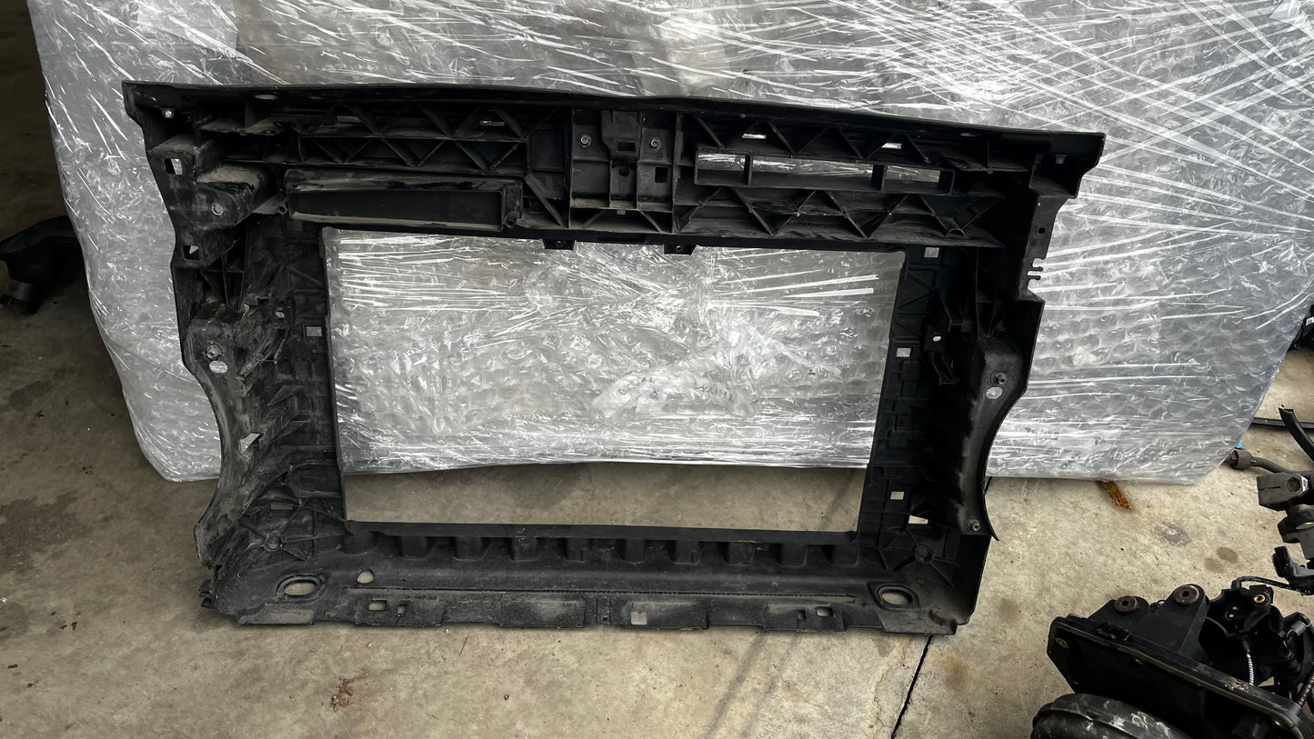 Volkswagen Caddy 2k рамка за радиатор