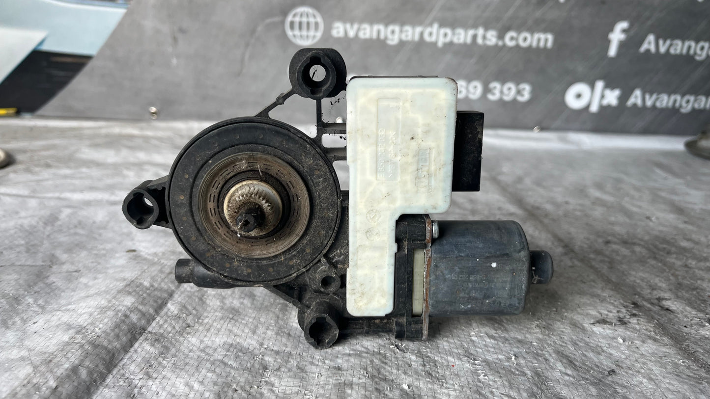 Volkswagen Golf 7 моторче задно дясно стъкло