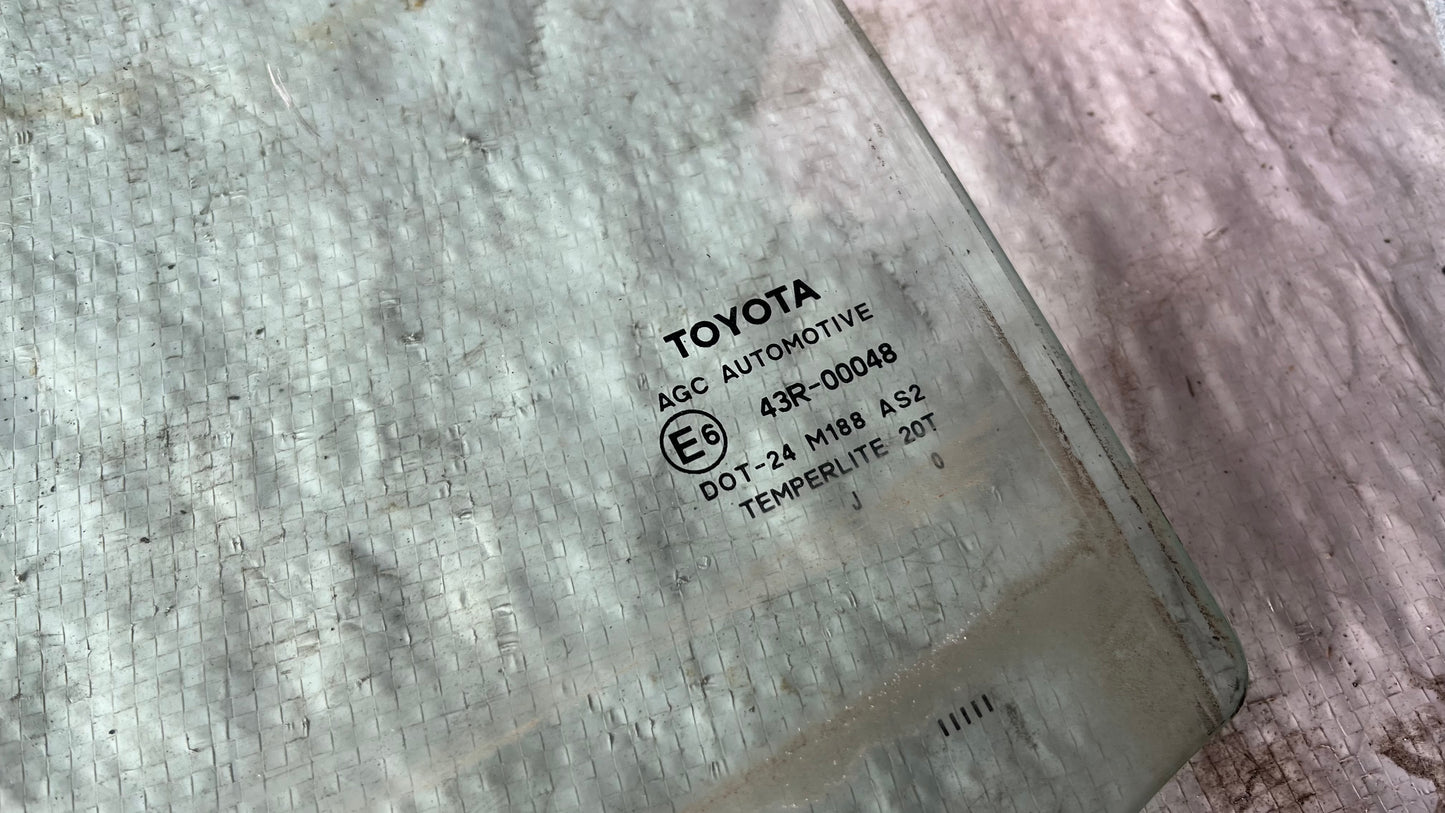 Toyota Yaris 2 стъкло задно ляво