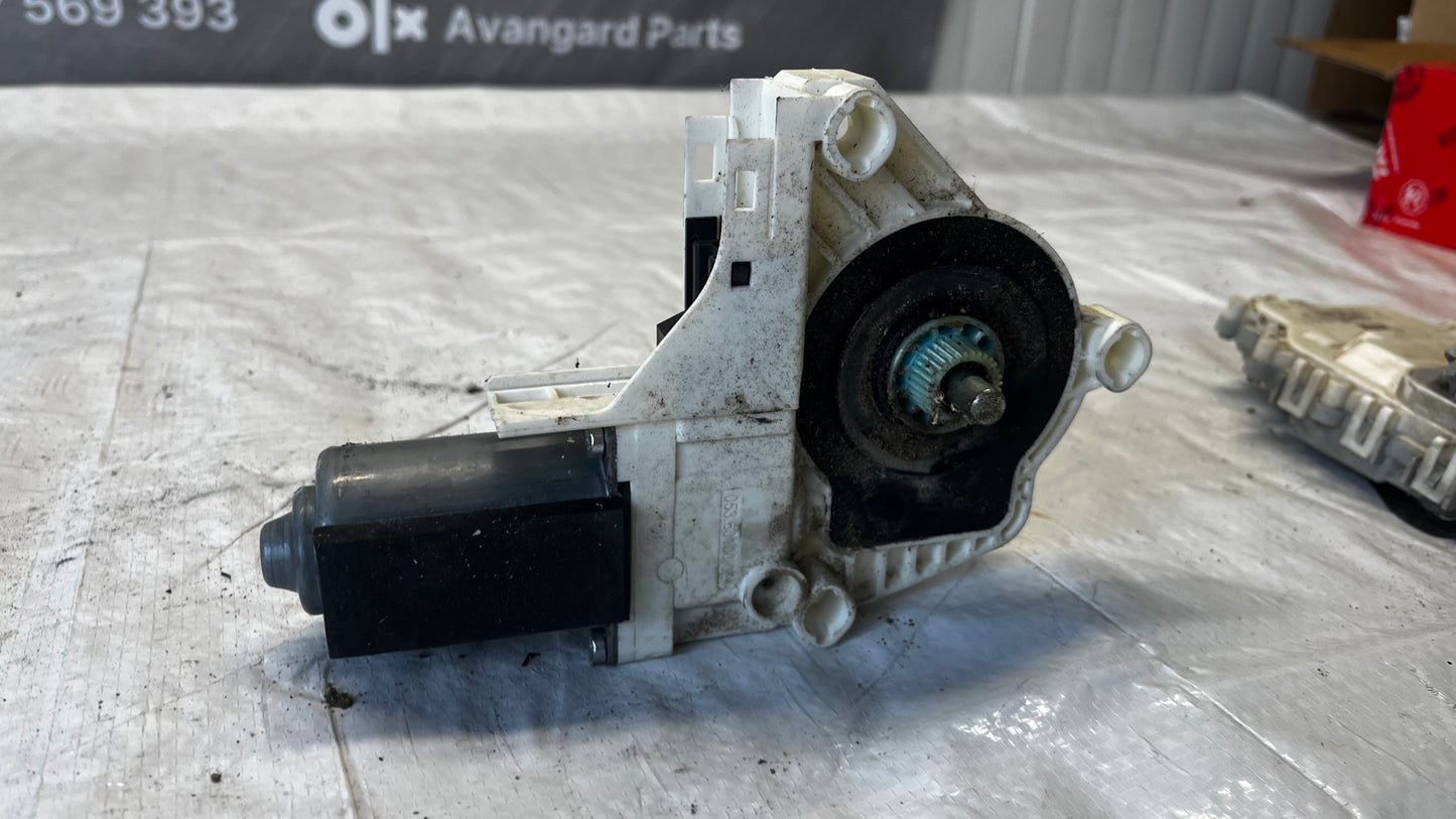 Audi A4 B8 моторче предно ляво стъкло