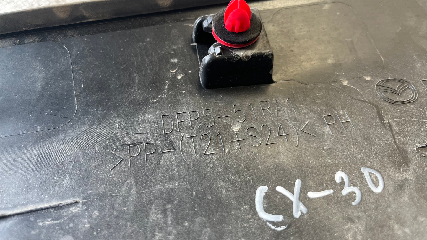 Mazda CX30 декоративна лайстна предна дясна