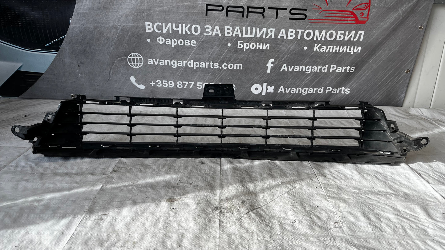 Toyota Auris 2 решетка предна броня