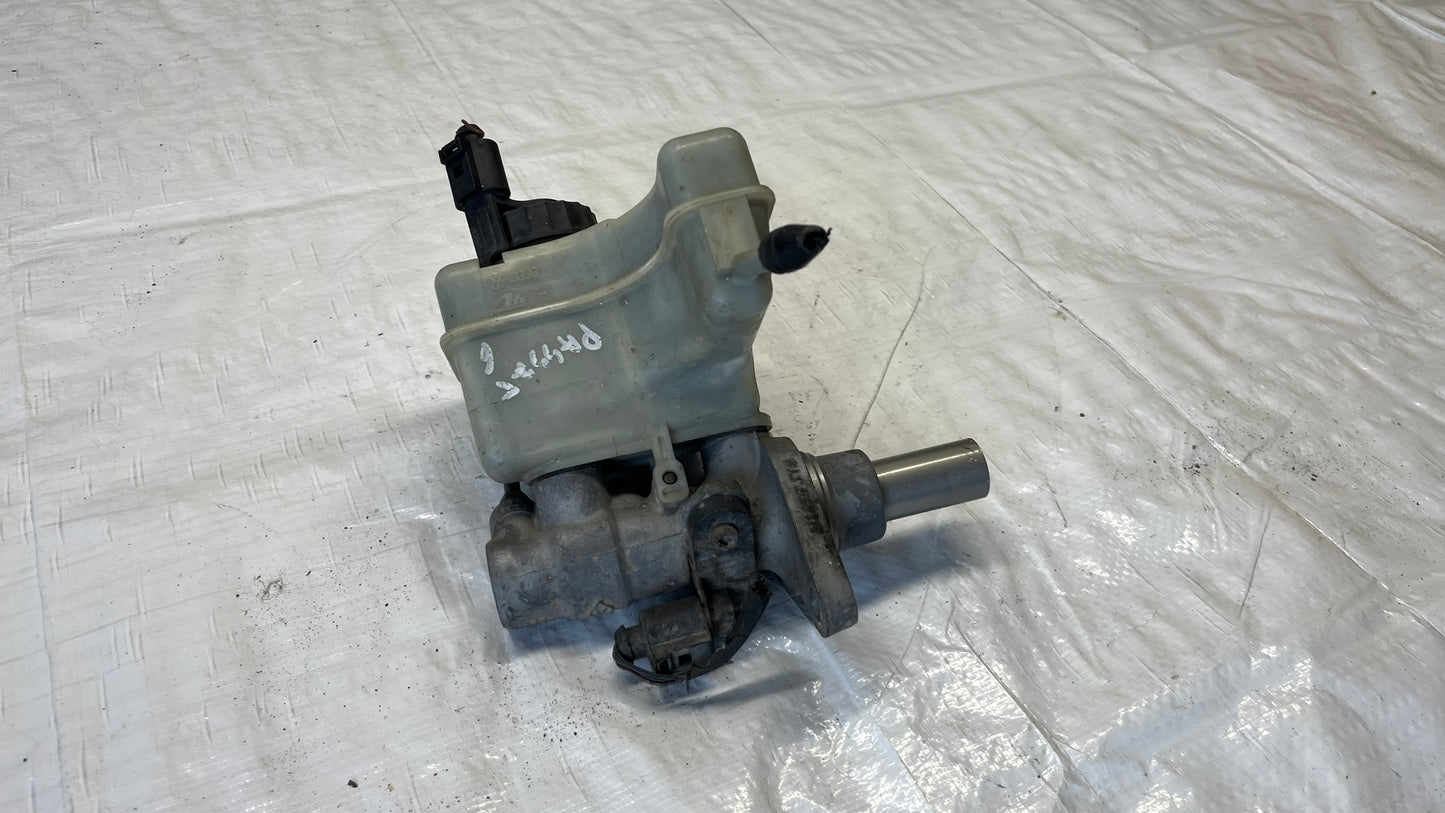 Volkswagen Passat спирачна помпа