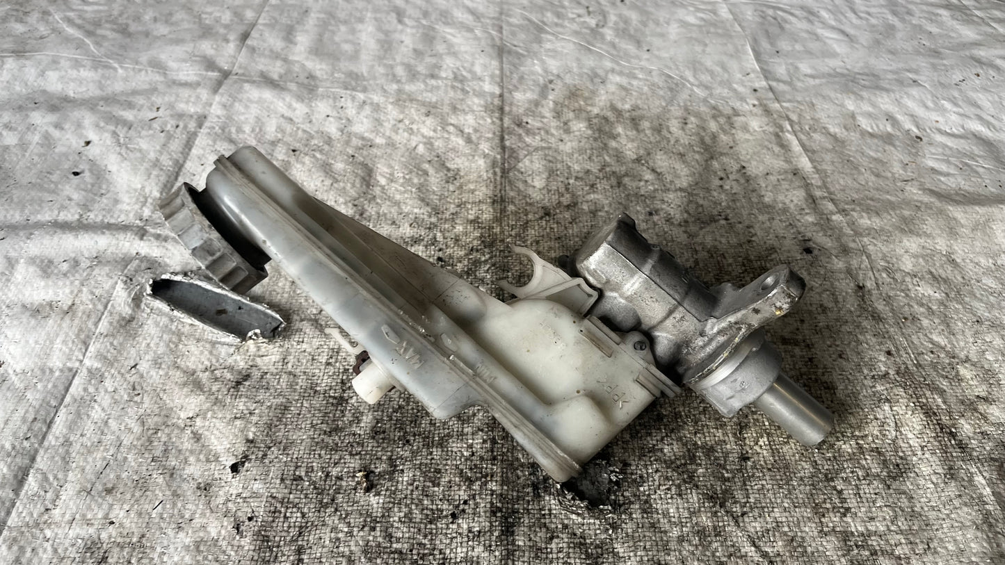 Suzuki SX4 спирачна помпа