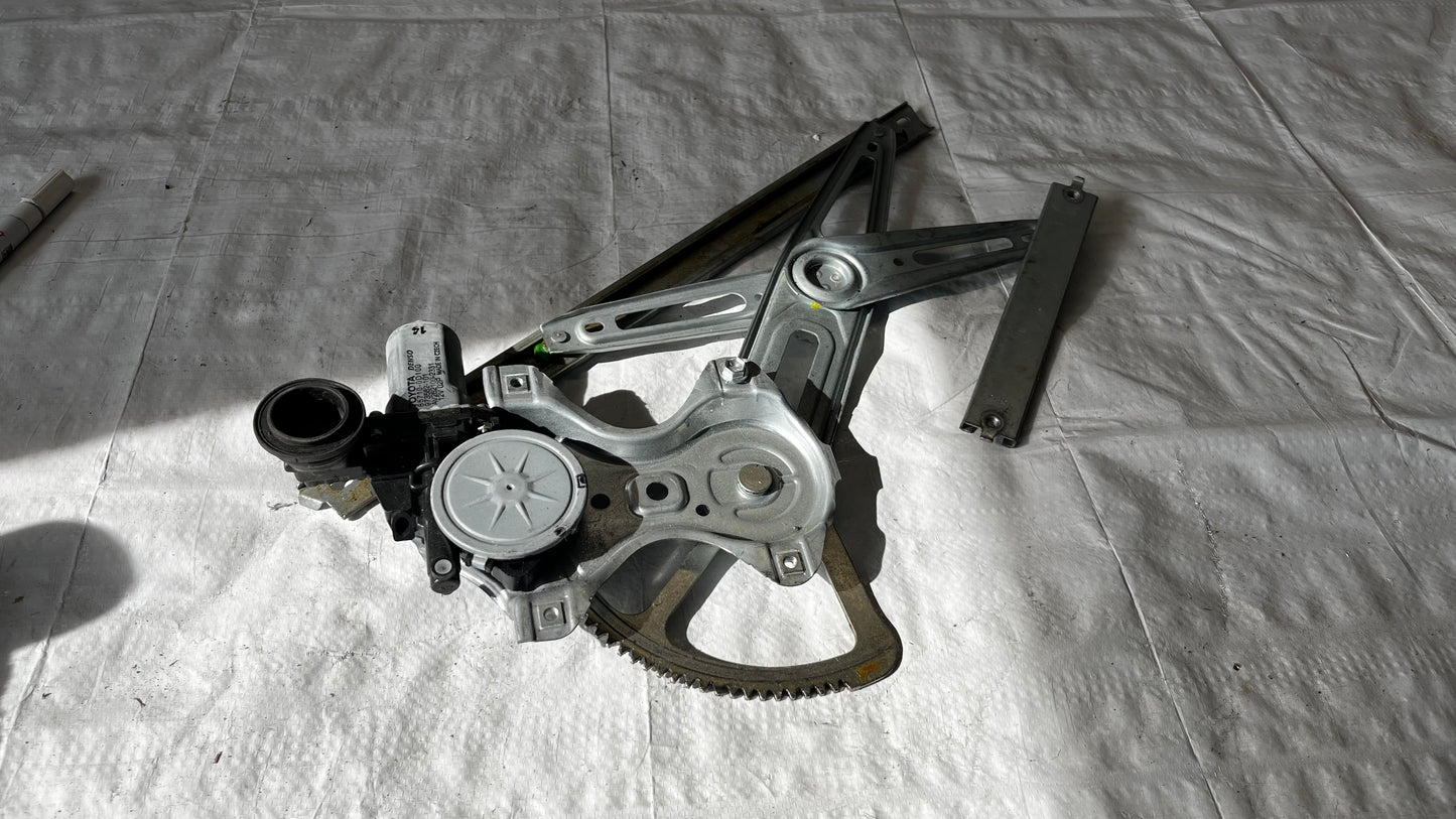 Toyota Yaris P13 заден десен стъклоповдигач