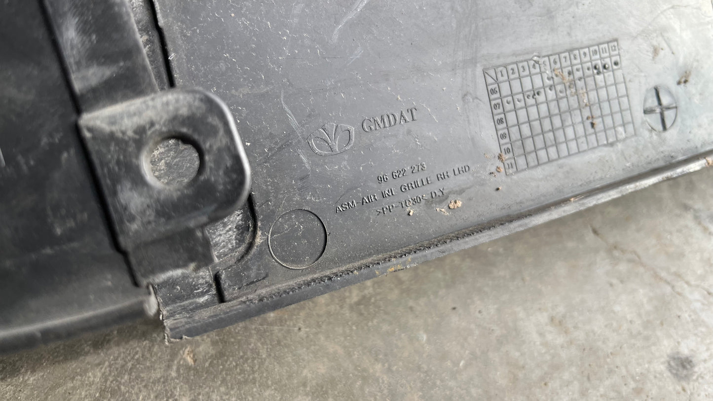 Chevrolet Captiva 06- решетка под чистачки