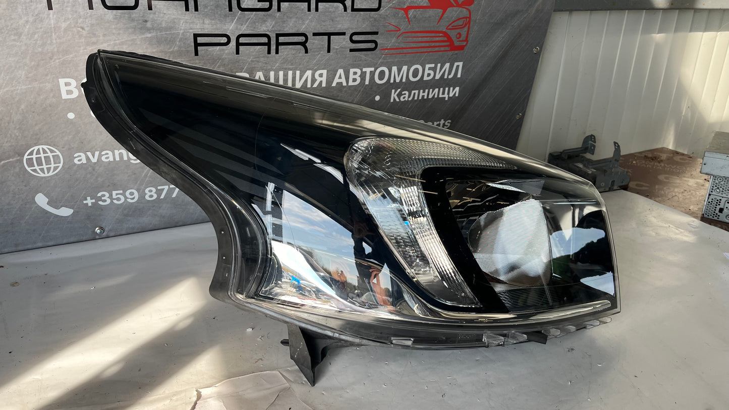 Десен фар Opel Vivaro 2014-2018