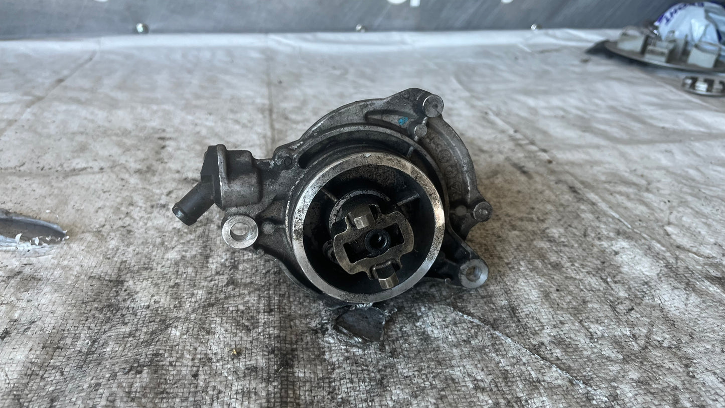 BMW X3 2.0 D вакуум помпа