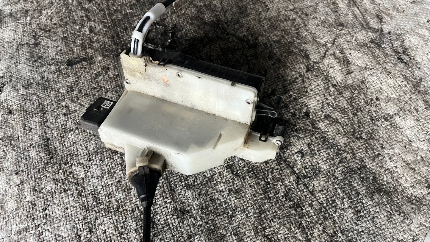 Peugeot 2008 предна дясна брава