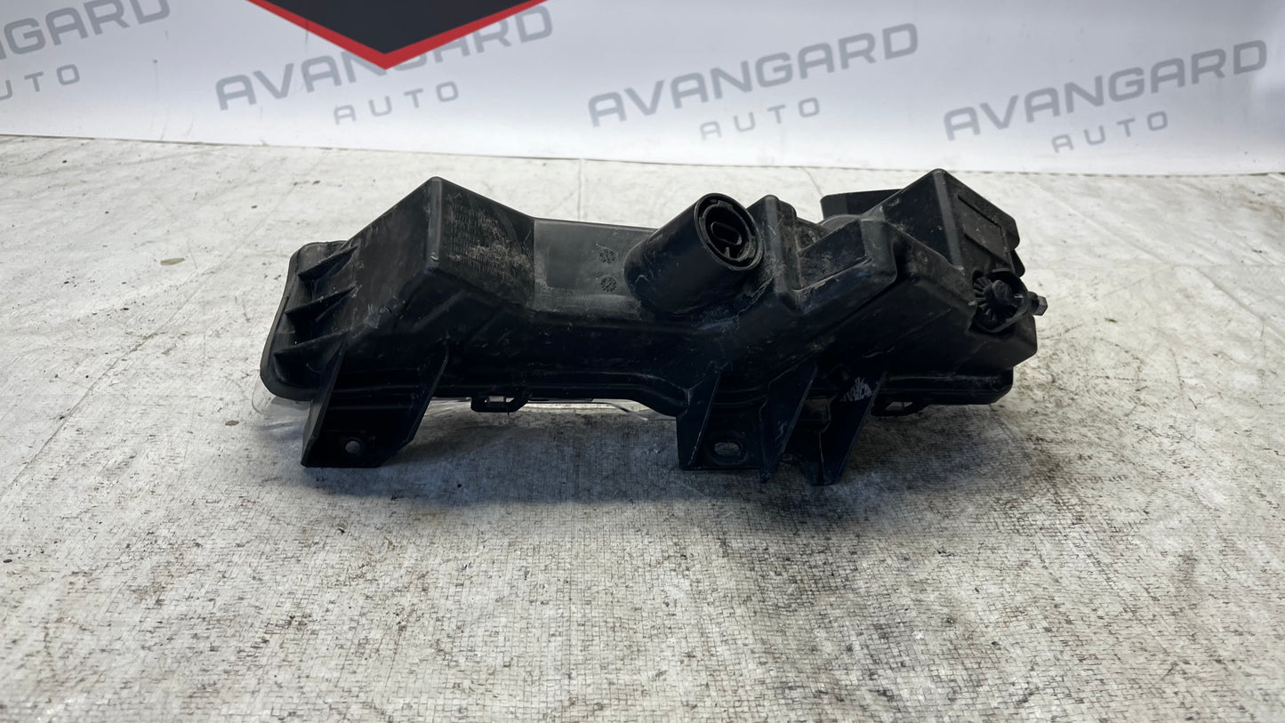 Tesla 3 десен халоген