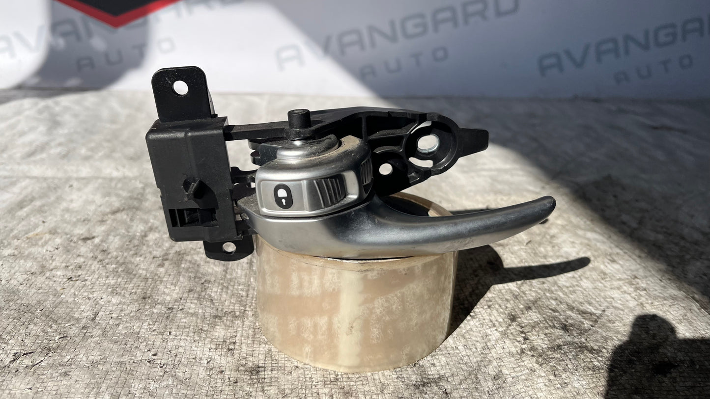 Jeep Renegade 15- вътрешна задна лява дръжка