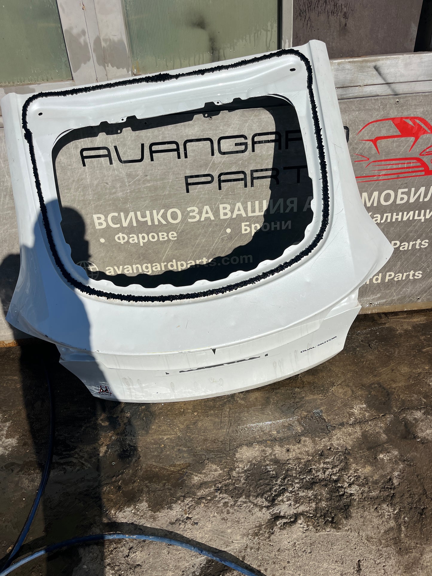 Багажна врата Tesla Y 2020-