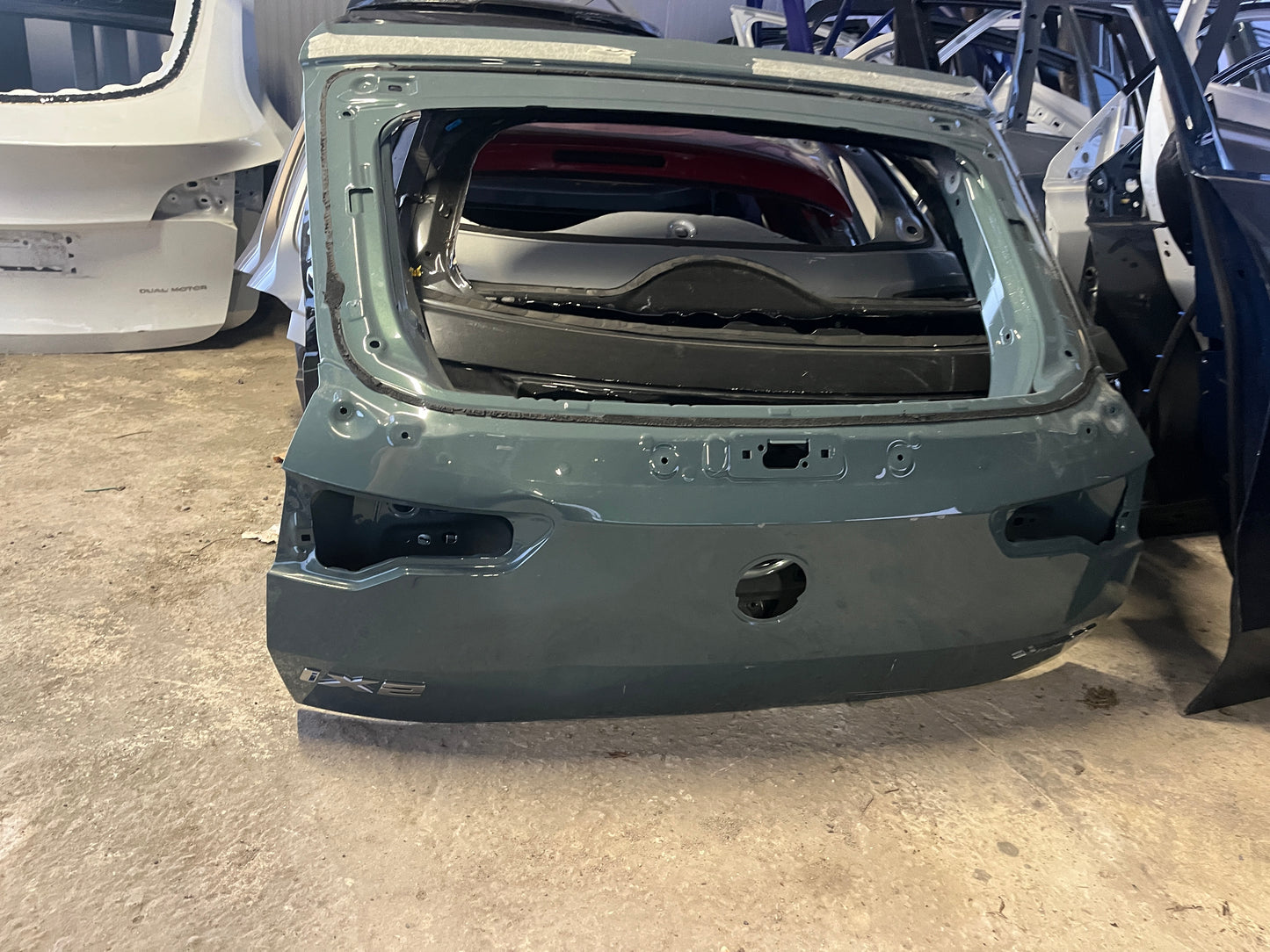 Багажна врата BMW IX2