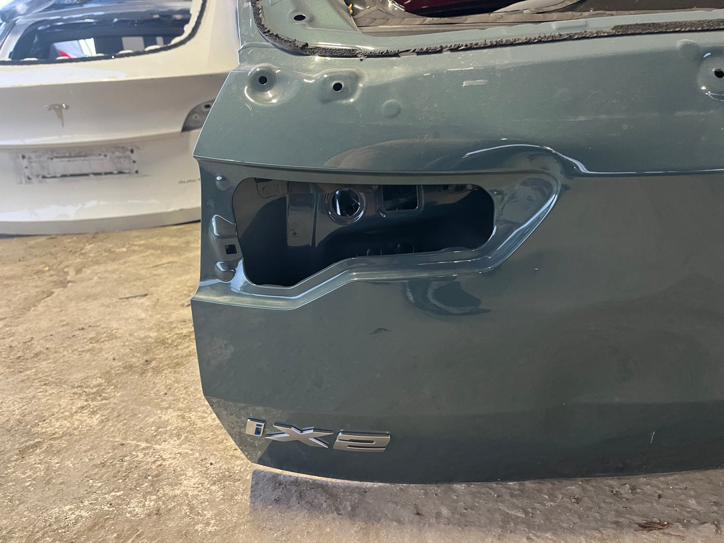 Багажна врата BMW IX2