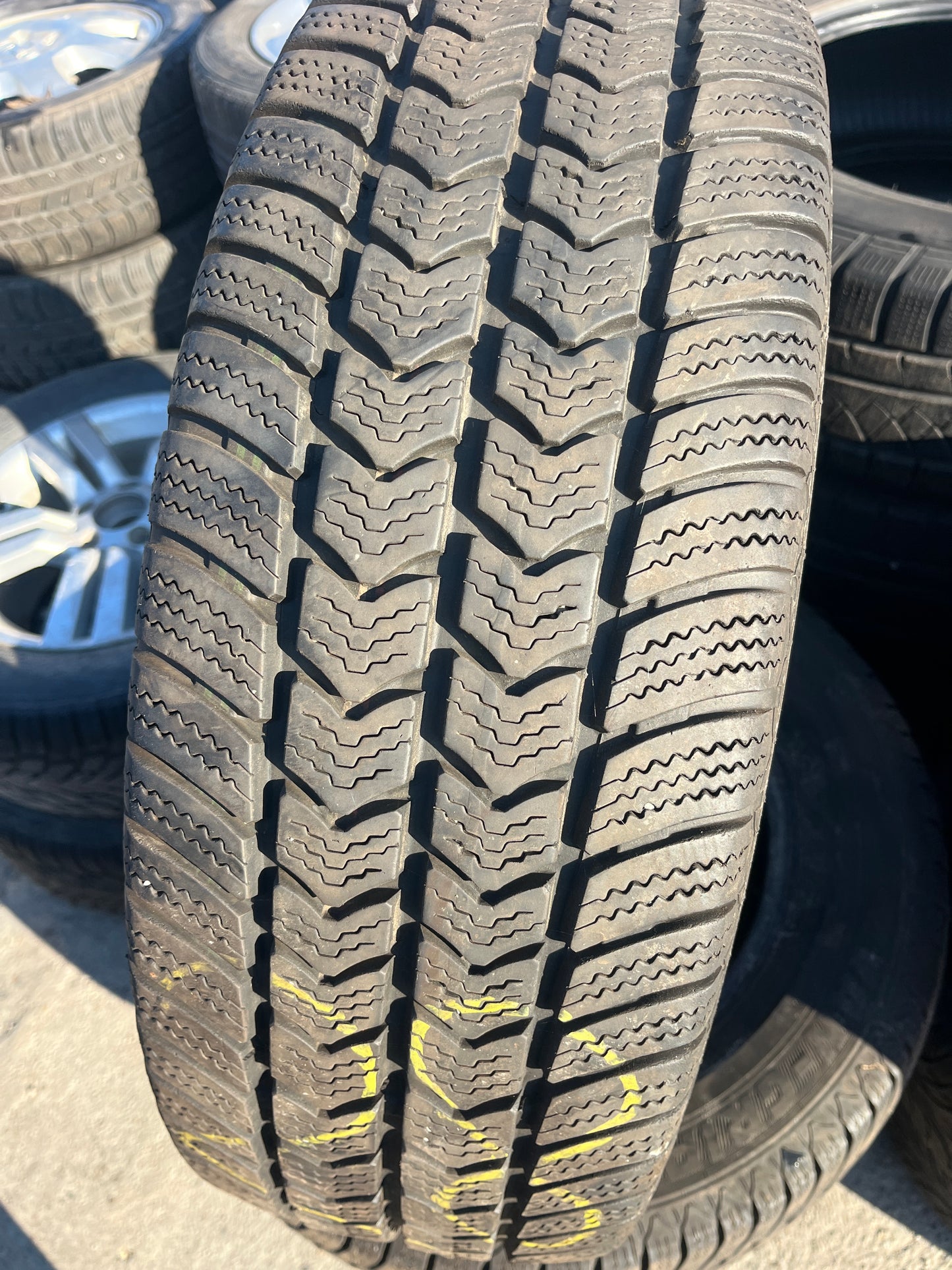 4 броя бусови гуми 215 65 16 C.Добро състояние!7 мм грайфер.2018г.
www.avangardparts.com
