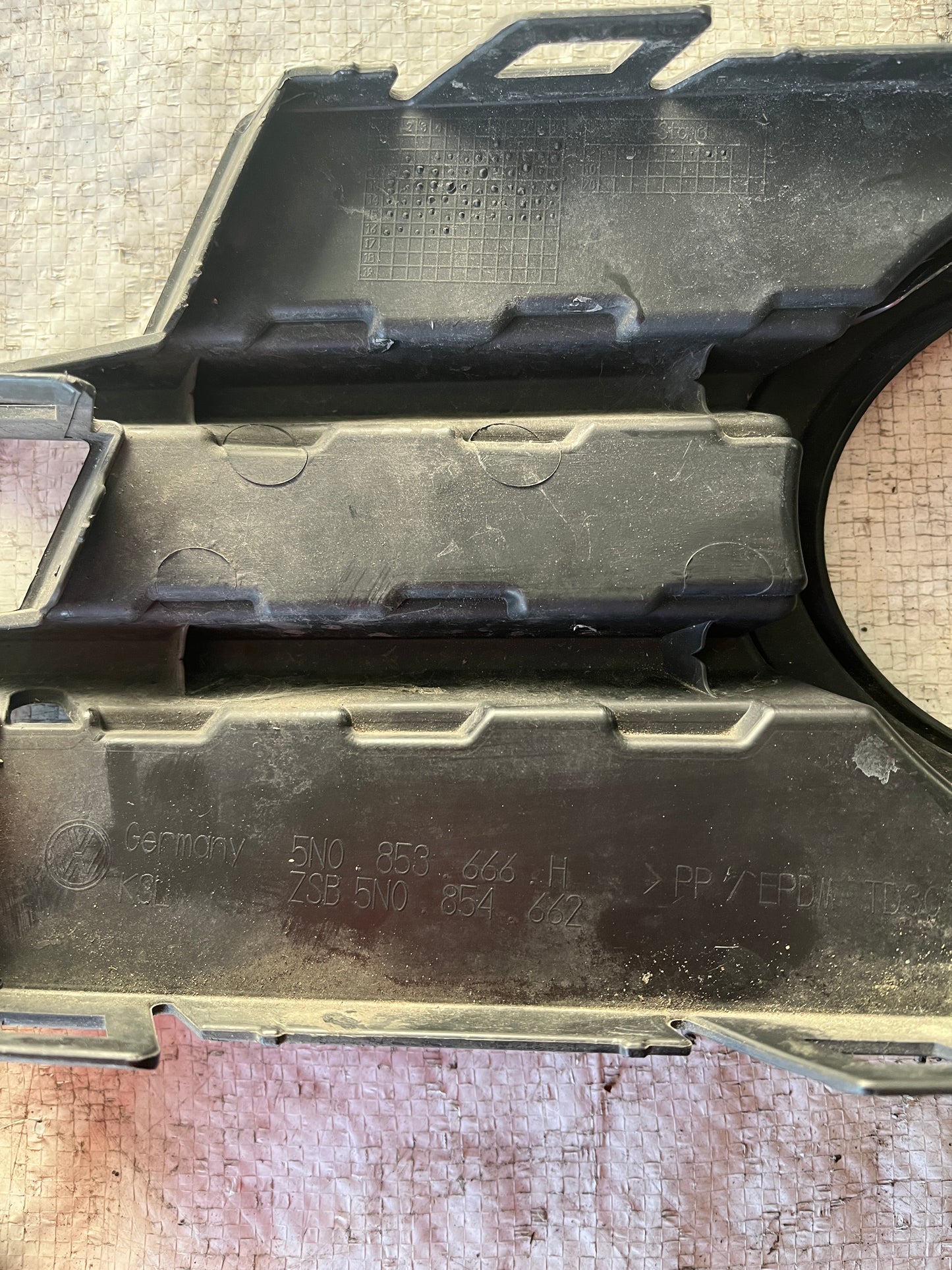 Дясна основа/решетка за халоген VW Tiguan 1 (2011-2016)