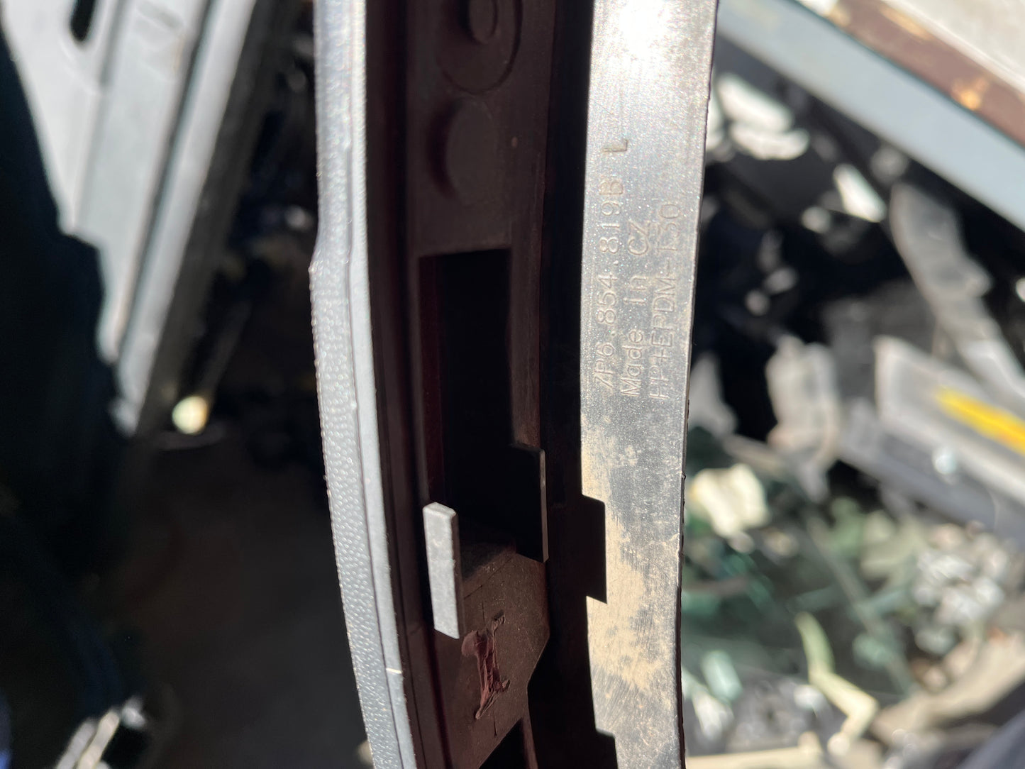 Вежда Volkswagen Touareg 2