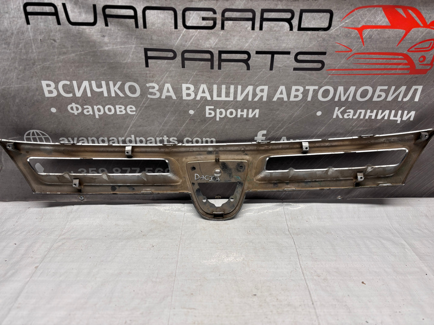 Горна лайсна предна решетка Dacia Duster