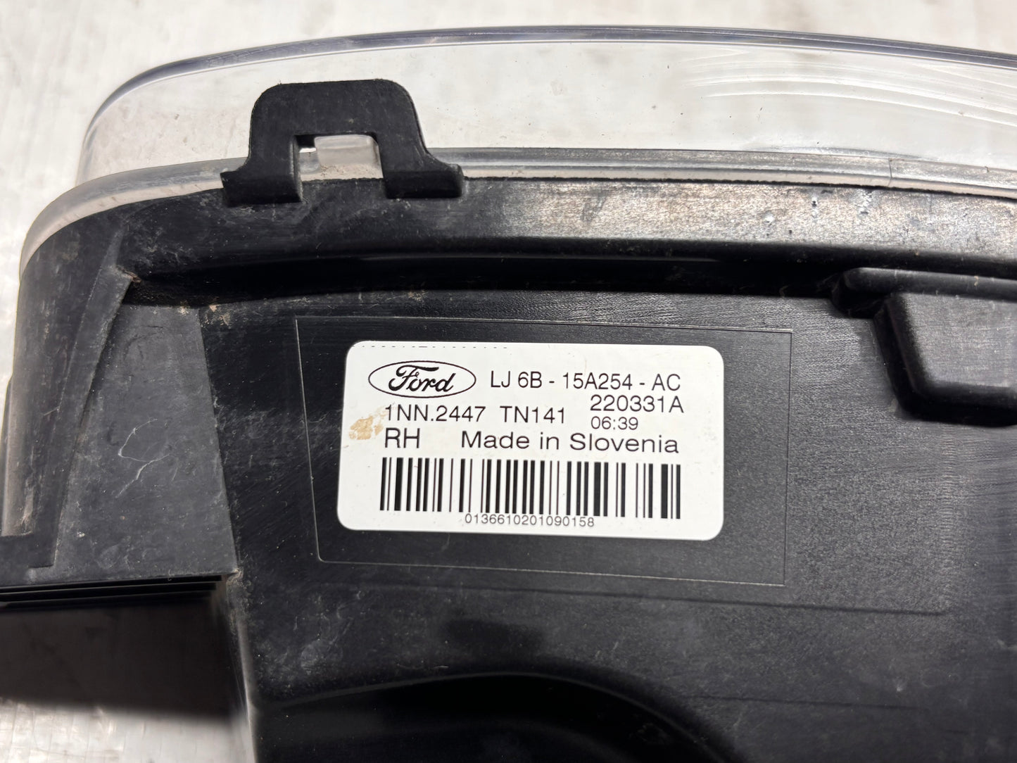 Дясна халогенна светлина (DRL) • Ford Kuga (2020–2022)