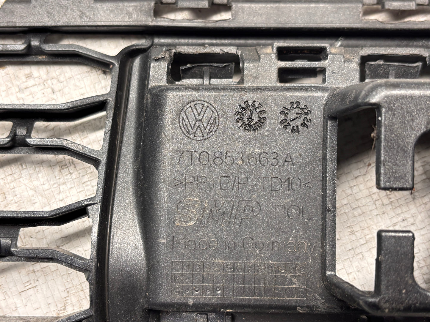 Решетка предна долна • Volkswagen Multivan T7