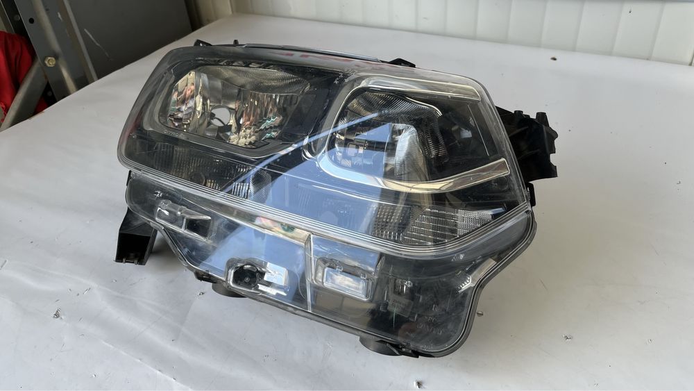 Два броя десен фар Citroen Berlingo 2020-