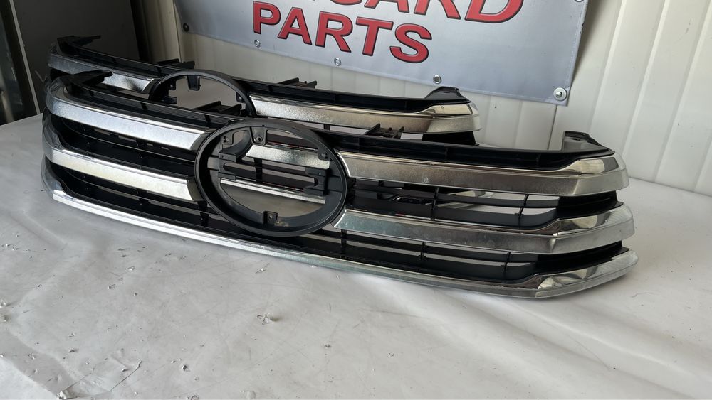 2 броя решетки Toyota Hilux 8