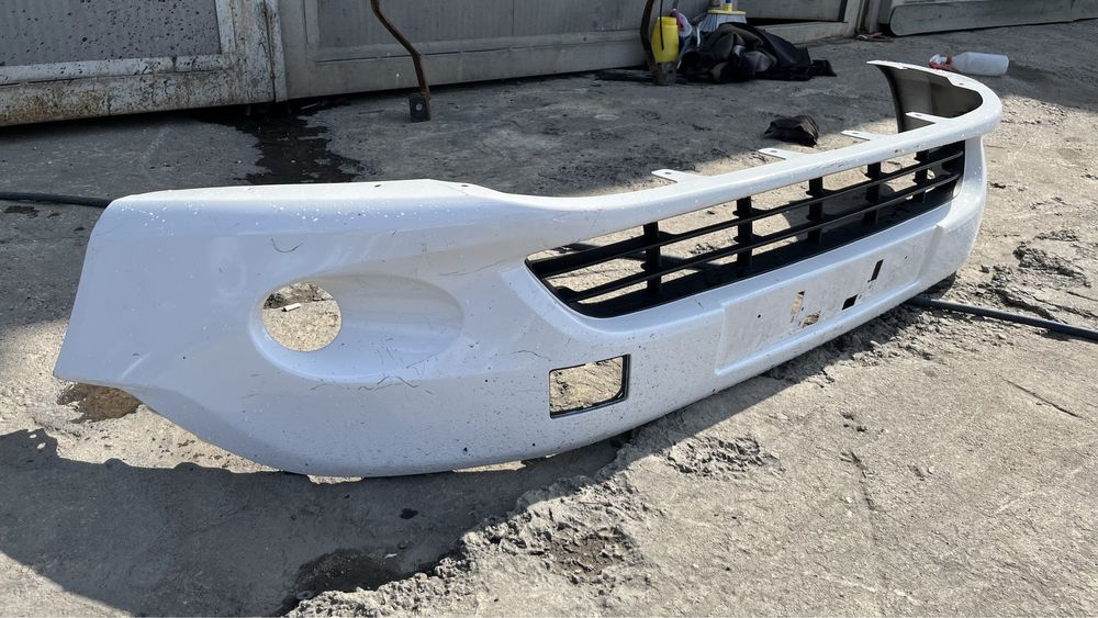 Предна броня Nissan N200