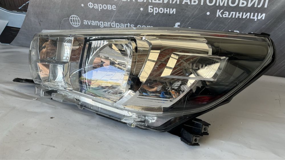 2 броя десен и 1 брой ляв фар Toyota Hilux 2018-