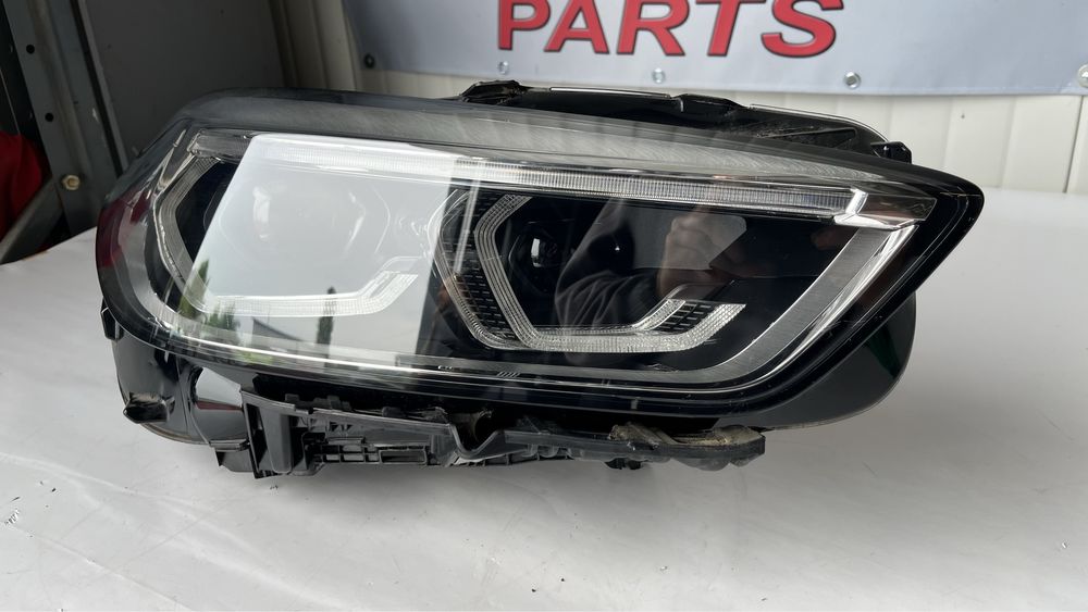 2 броя десен и 1 брой ляв фар BMW 1 F40 2020-