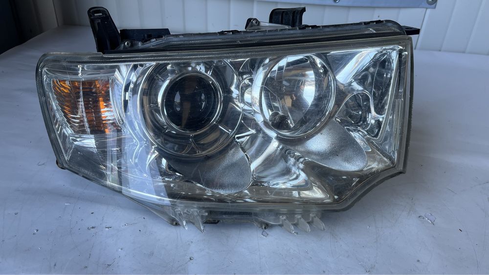 Десен фар Mitsubishi L200