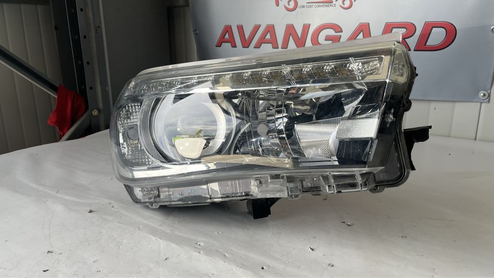 2 броя десен и 1 брой ляв фар Toyota Hilux 2018-